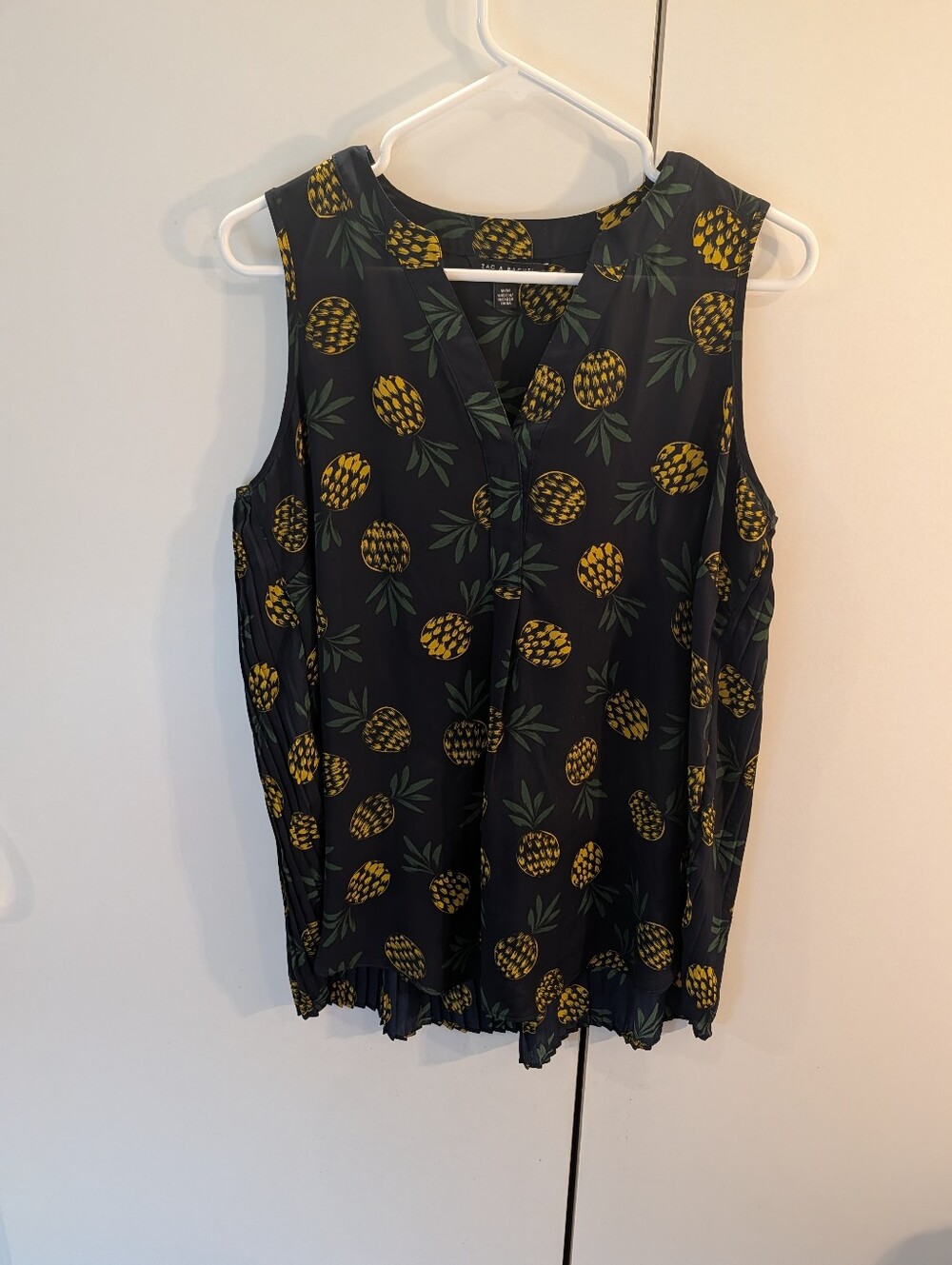 Zac & Rachel Woman's Medium Sleeveless Pineapple Print Blouse - Navy/Yellow